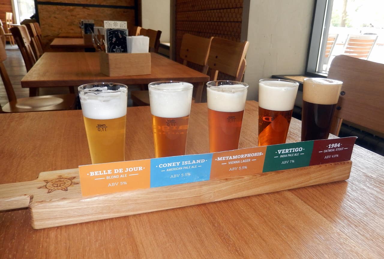 Dégustation de bières artisanales sur une planche en bois